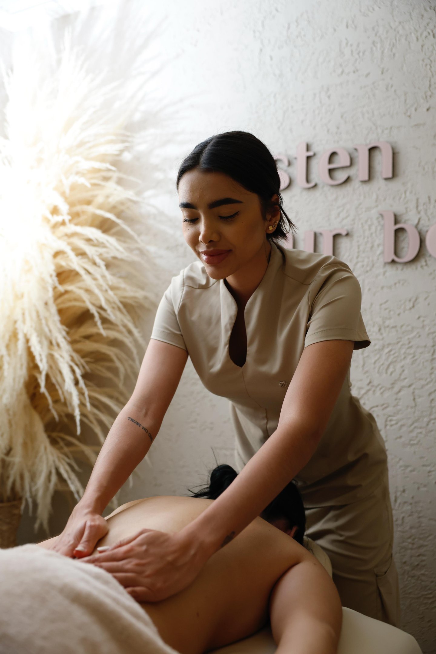 Camila, fundadora de Santillana Wellness, durante una sesión terapéutica
